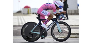 Afonso Eulálio išsaugo „Giro d’Italia“ lyderio marškinėlius po atkaklios kovos atskiro starto etape